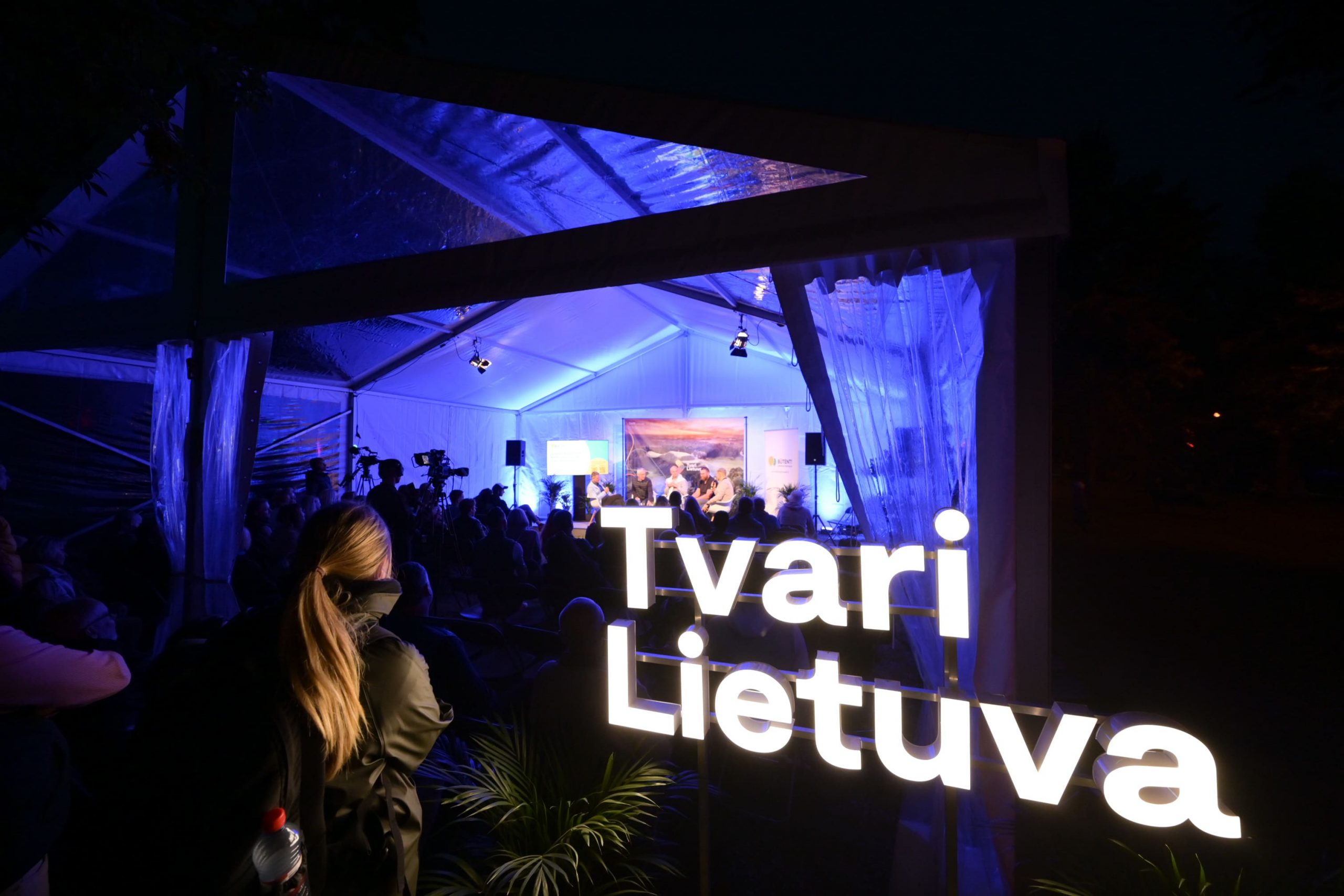 Ananasų odos rankinė, kelnės iš kanapių pluošto. Ar verslas ir vartotojai jau pasiruošę tvariai madai?